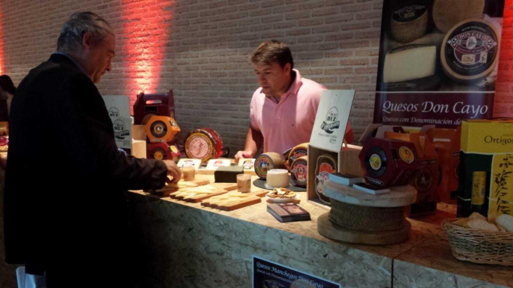Miguel de la Huz sirve quesos Don Cayo.