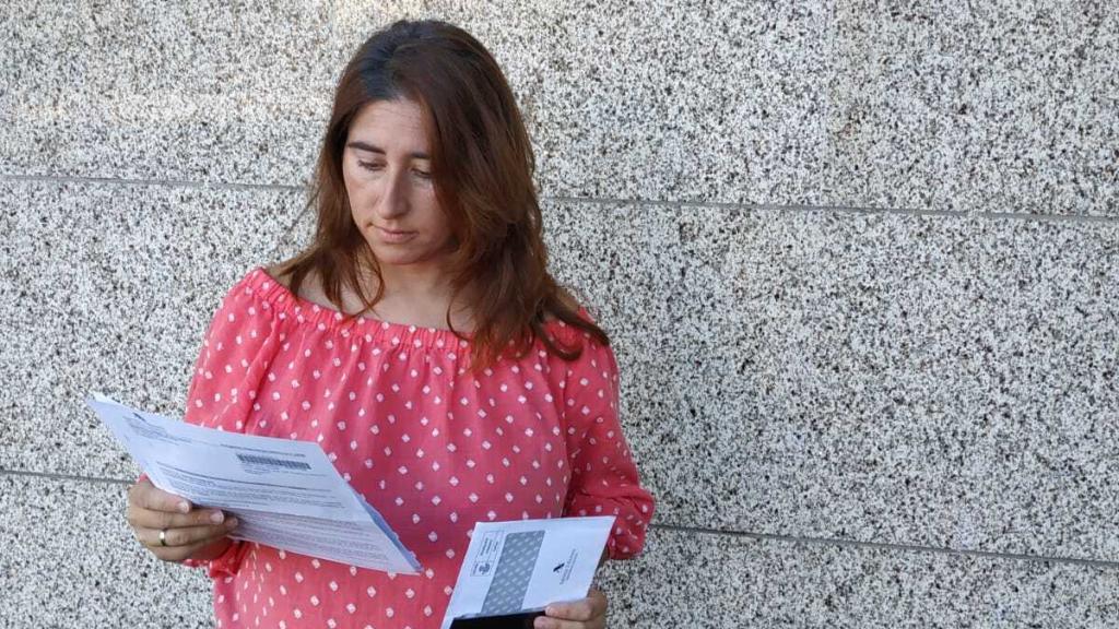 Paloma Alonso porta las últimas notificaciones que le ha enviado Hacienda con la actualización de su deuda.