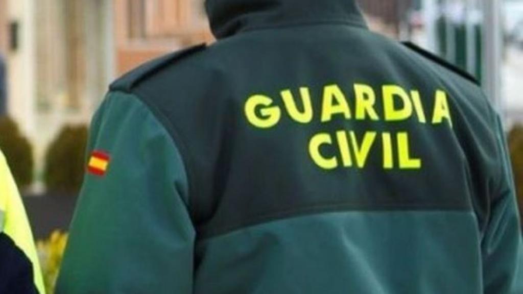 Imagen de archivo de un agente de la Guardia Civil de espaldas.