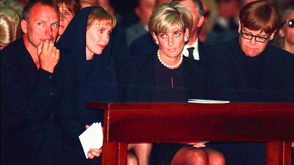 Lady Di y Elton John durante el entierro de Gianni Versace en 1997.