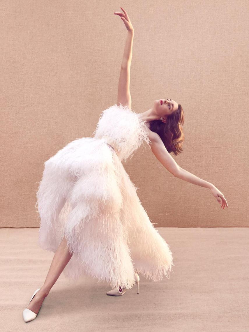 Las plumas llegan con fuerza a las pasarelas plagadas de novias.