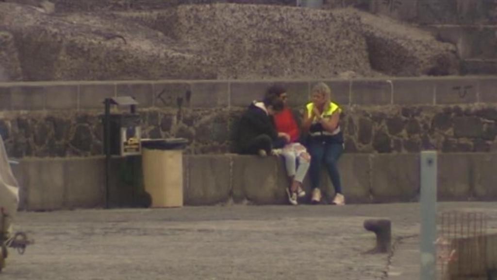 Los familiares durante la búsqueda de Ale.