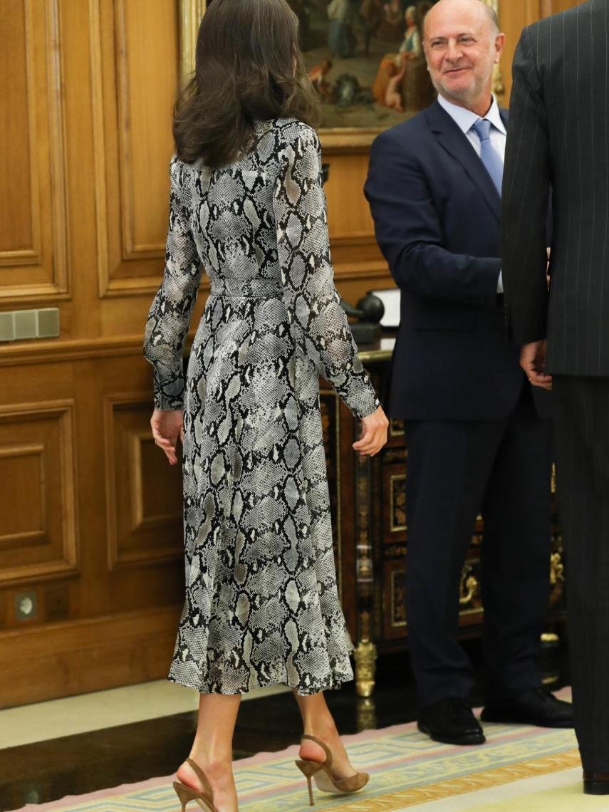 Salones destalonados de Carolina Herrera de 499 euros.