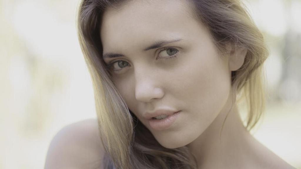 Las manchas melasma suelen aparecer en personas de tez morena.