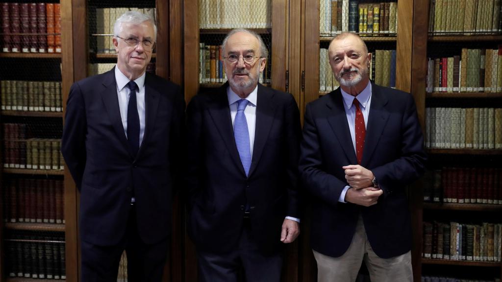 José Manuel Sánchez Ron, vicepresidente de la RAE, Santiago Muñoz Machado, presidente de la RAE, y el escritor Arturo Pérez-Reverte.