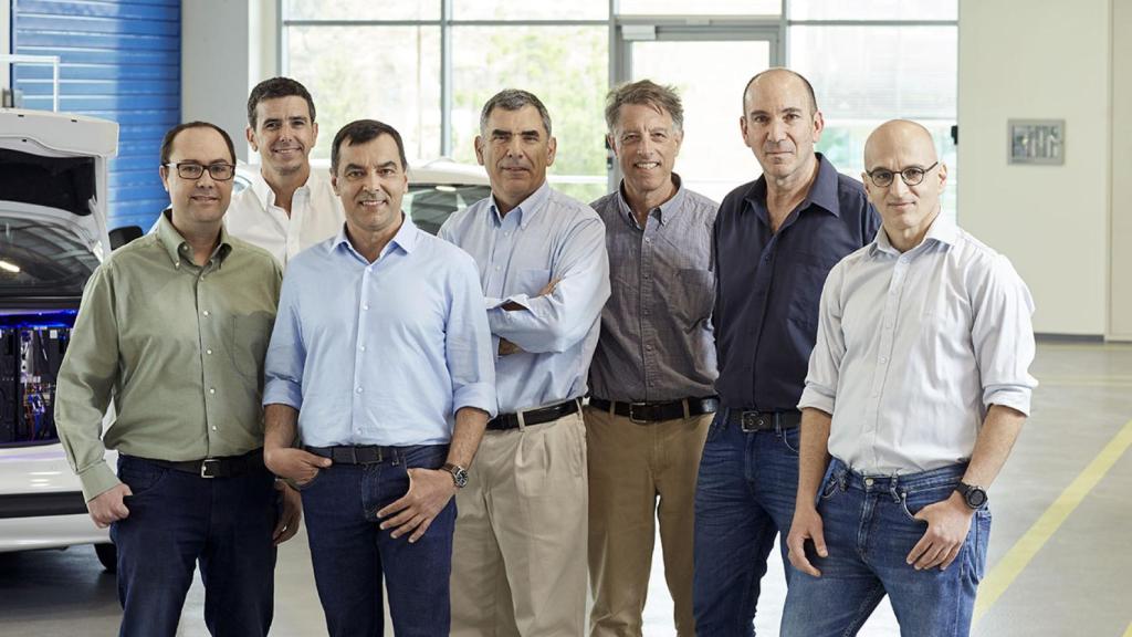 Gideon Stein (en el centro), junto a parte de su equipo de ingenieros.