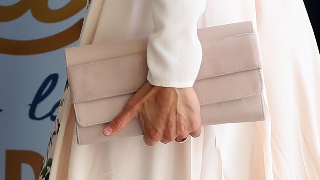 Detalle de la cartera en rosa palito de Magrit que ha lucido la Reina este miércoles.