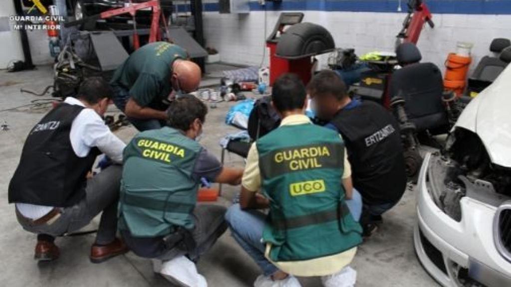 La Guardia Civil registrando la nave donde se produjeron los hechos.