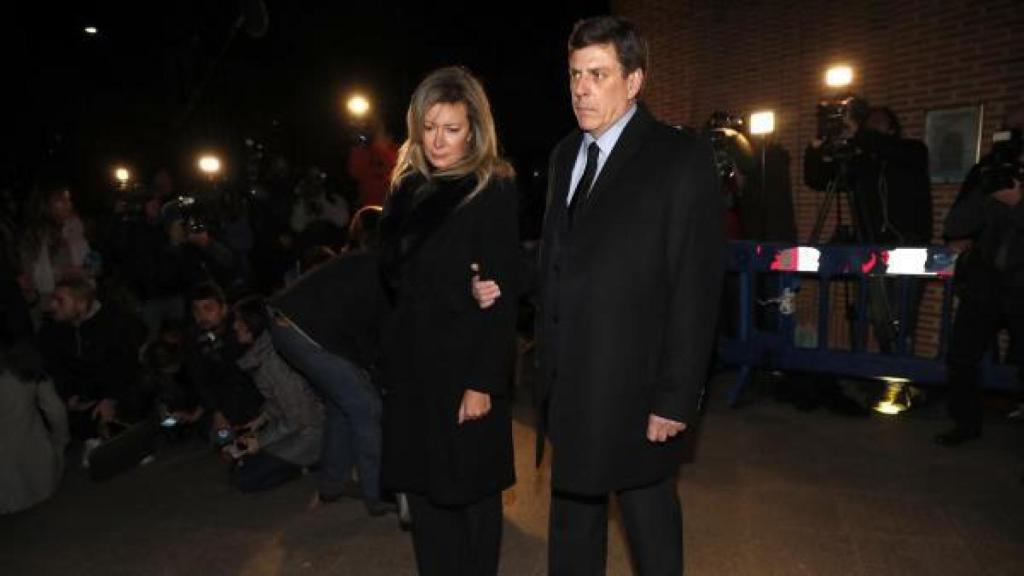 Los padres de Diana durante el entierro de la joven.