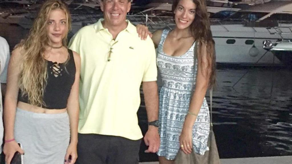 Juan Carlos Quer junto a sus dos hijas.