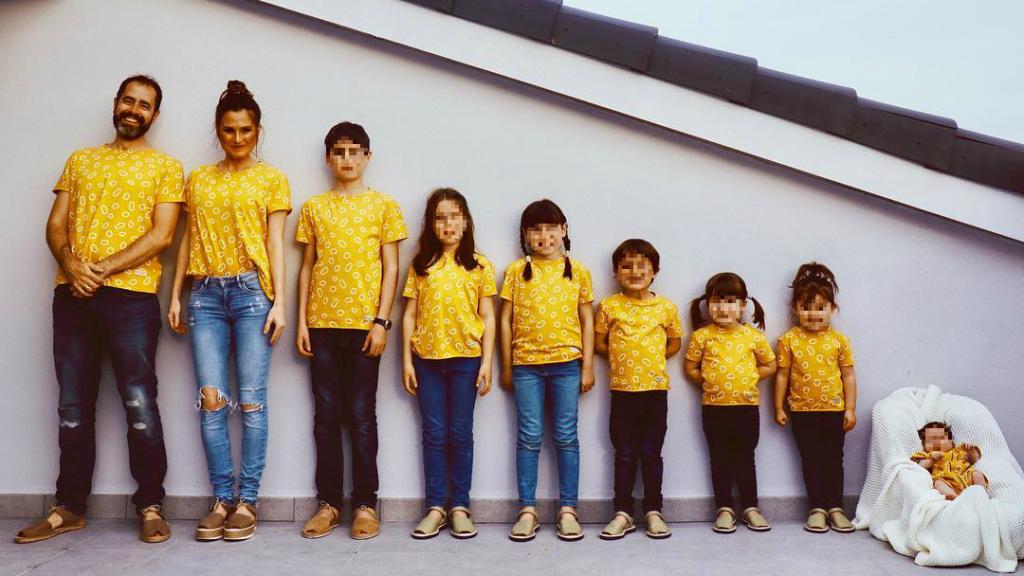 La familia al completo en una de sus visitas a la casa durante las obras.