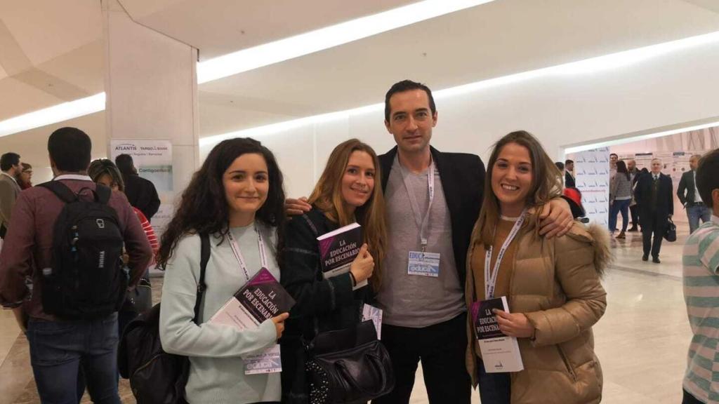 Víctor Arufe se fotografía con algunas lectoras de su libro 'La Educación por escenarios'