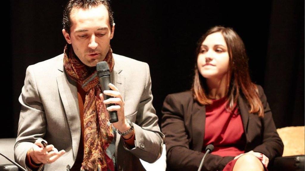 Víctor Arufe habla en una conferencia como ponente invitado.