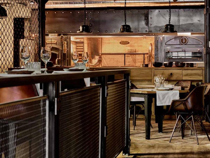 Entrada con parrilla al fondo, Piantao