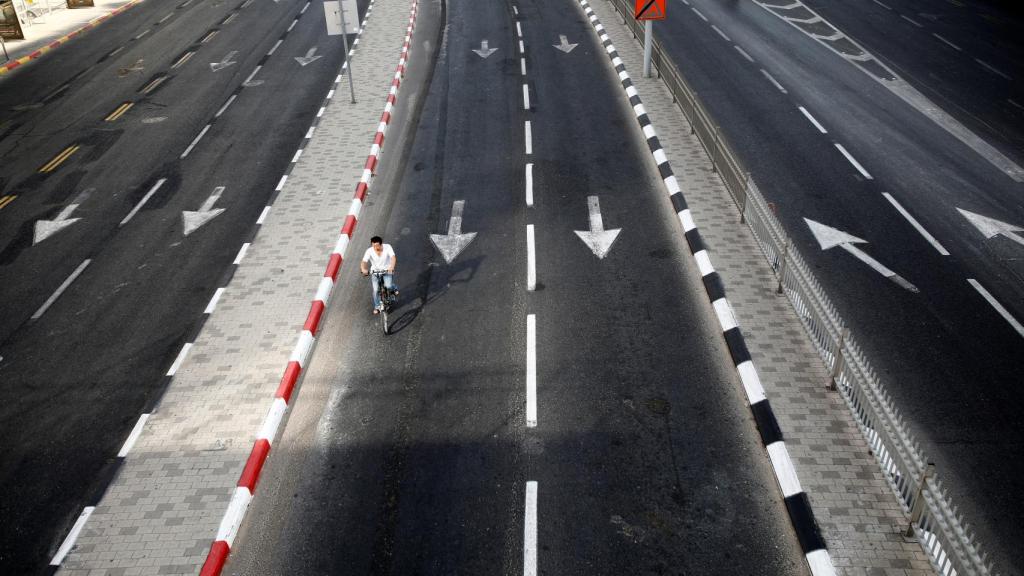 Bicicletas en las calles vacías de Tel Aviv
