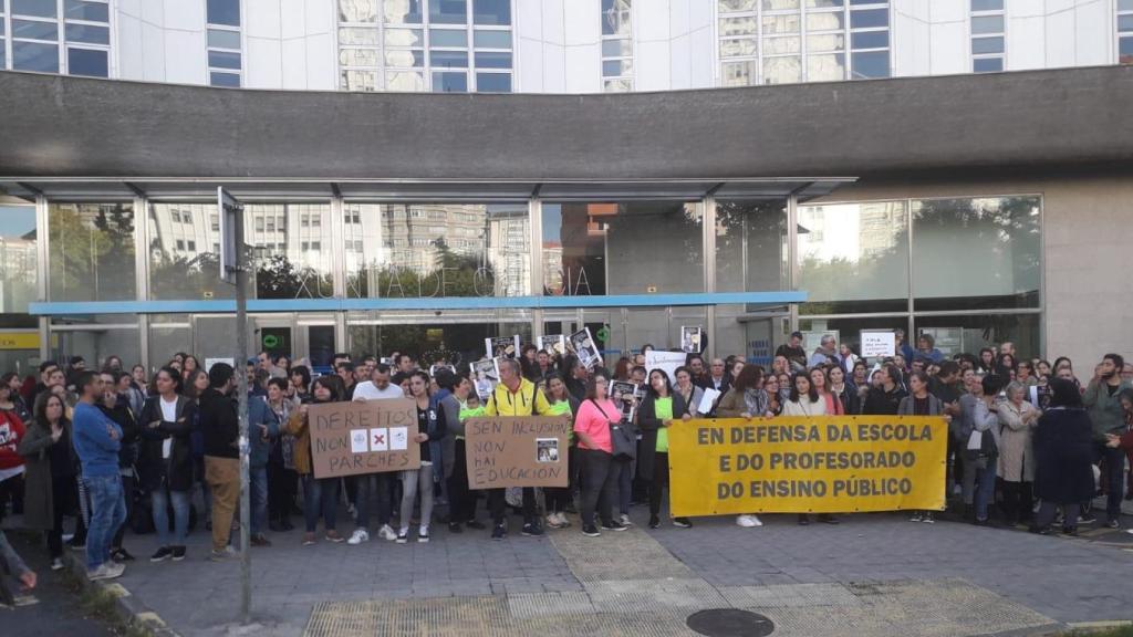 Protesta esta mañana ante la Delegación de la Xunta