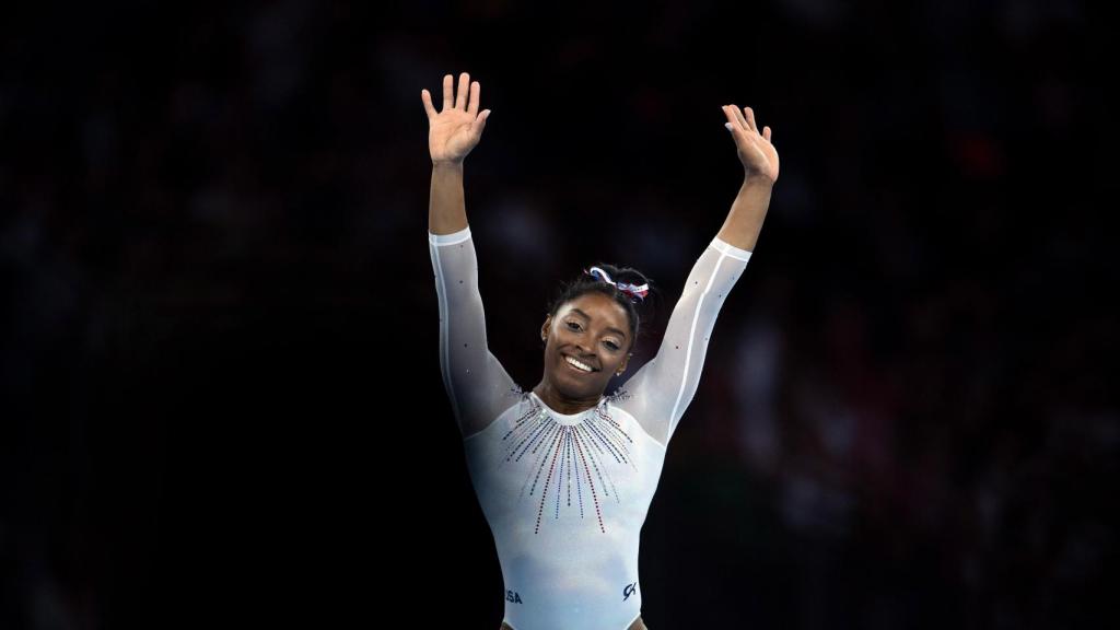 Simone Biles ella su quinto título mundial del concurso completo