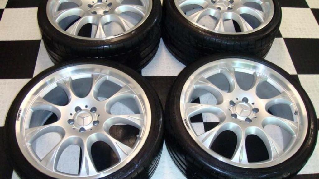 Juego de llantas similar a las que podría llevar el vehículo siniestrado