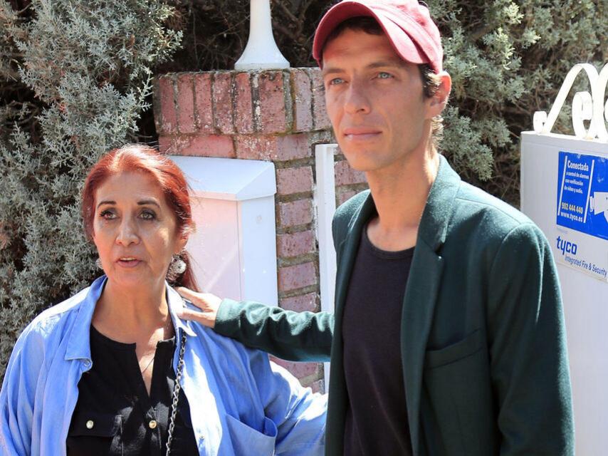 Camilo Blanes junto a su madre Lourdes Ornelas a las puertas del chalet de Torrelodones.