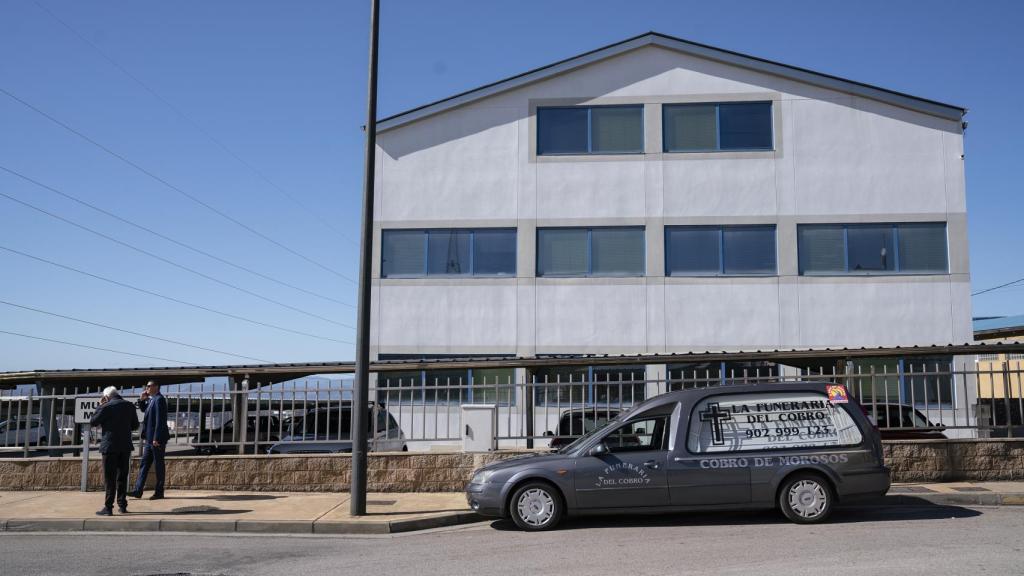 Los dos cobradores hablan por teléfono antes de notificar la deuda al moroso.