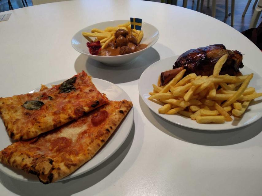 Platos principales de albóndigas, codillo y pizzas de dos sabores.