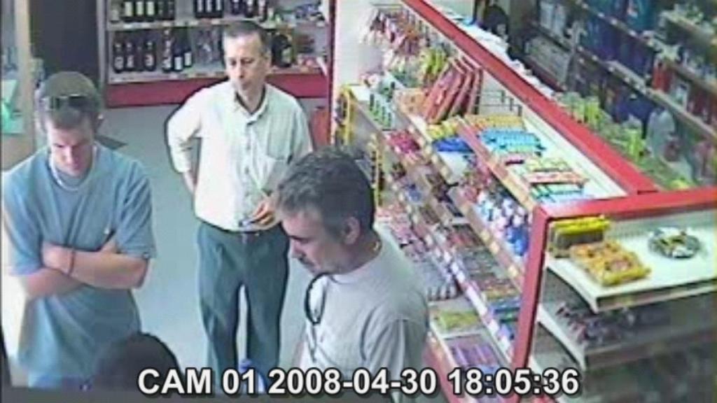 En primer plano y de perfil, Manuel Alonso, en una gasolinera de la provincia de Cádiz horas después de la muerte de su exmujer.