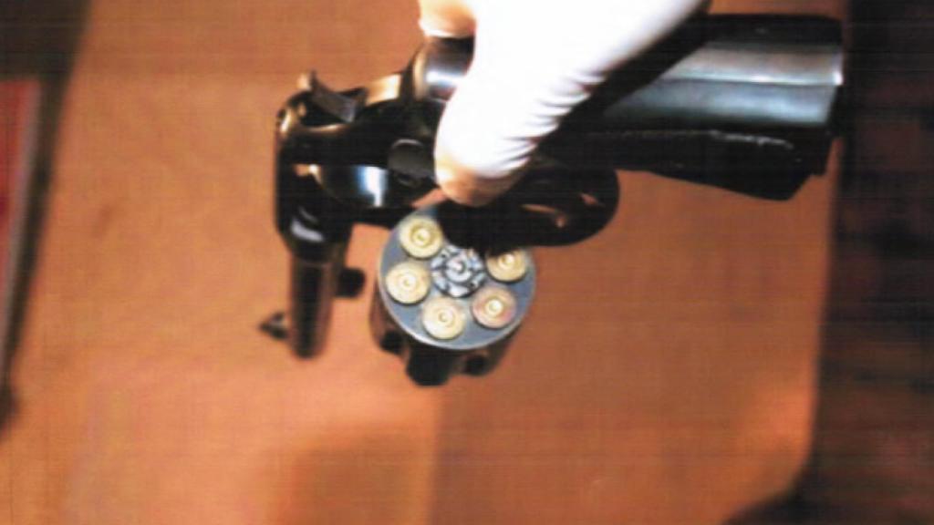 Una de las pistolas, todavía con munición, halladas en la escena del crimen de los dos colombianos.