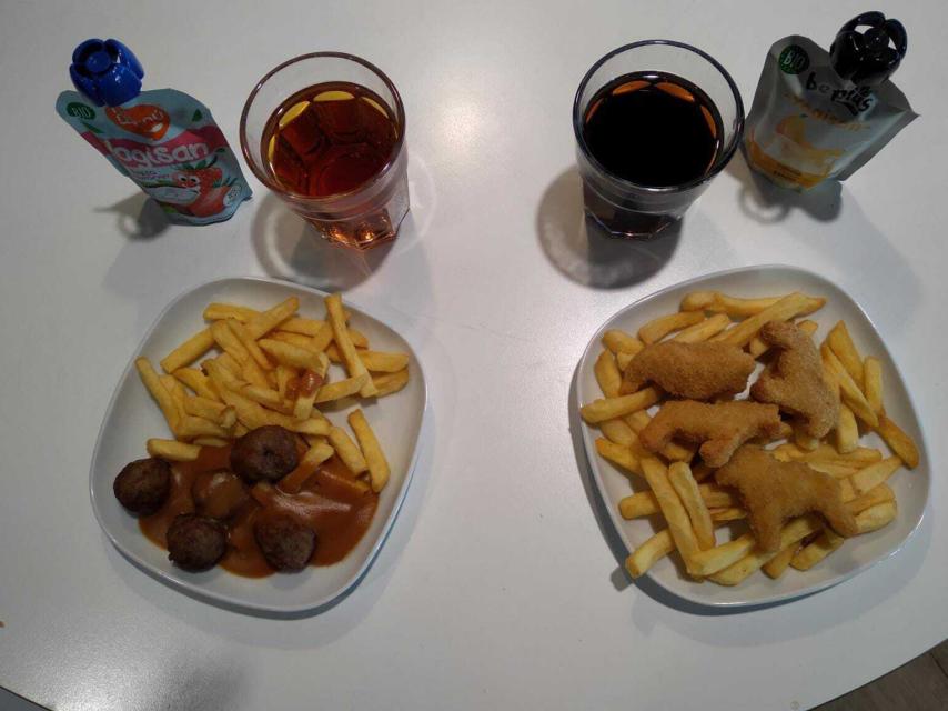 Dos menús infantiles: nuggets y albóndigas.