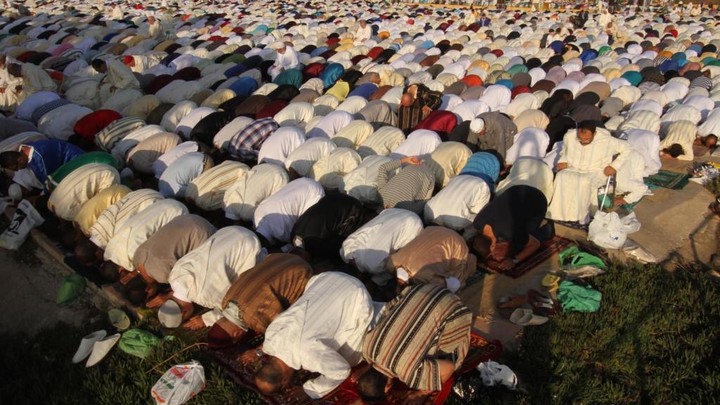 Fieles musulmanes de Melilla durante la 'salat'.