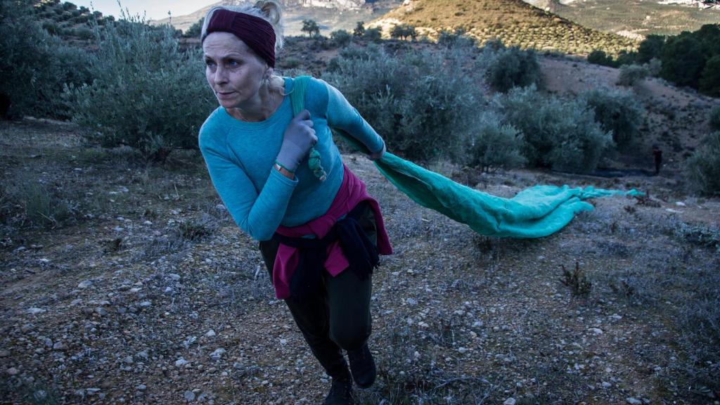 Antonia García, trabajando en el campo desde temprano.