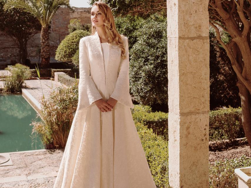 Vestido y abrigo de novia.