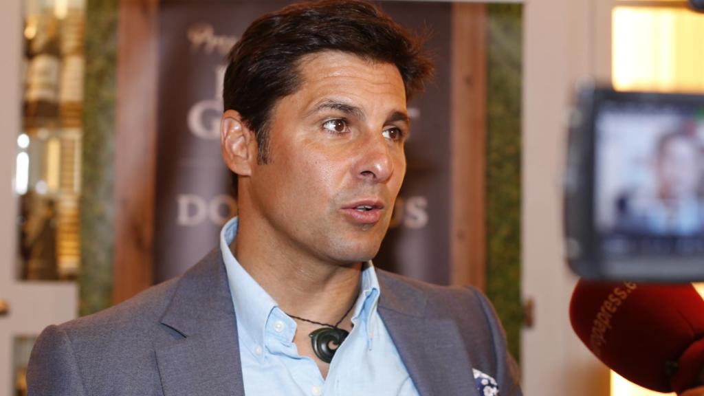 Francisco Rivera atendiendo a los medios de comunicación.