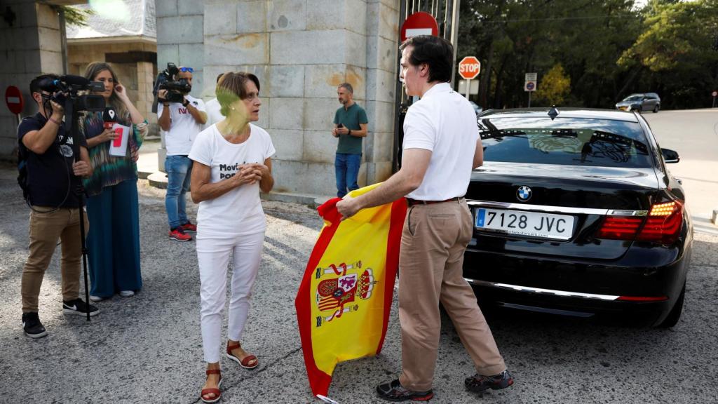 Centenares de personas se han acercado este viernes al Valle de los Caídos