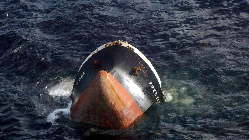 El buque petrolero Prestige a punto de hundirse