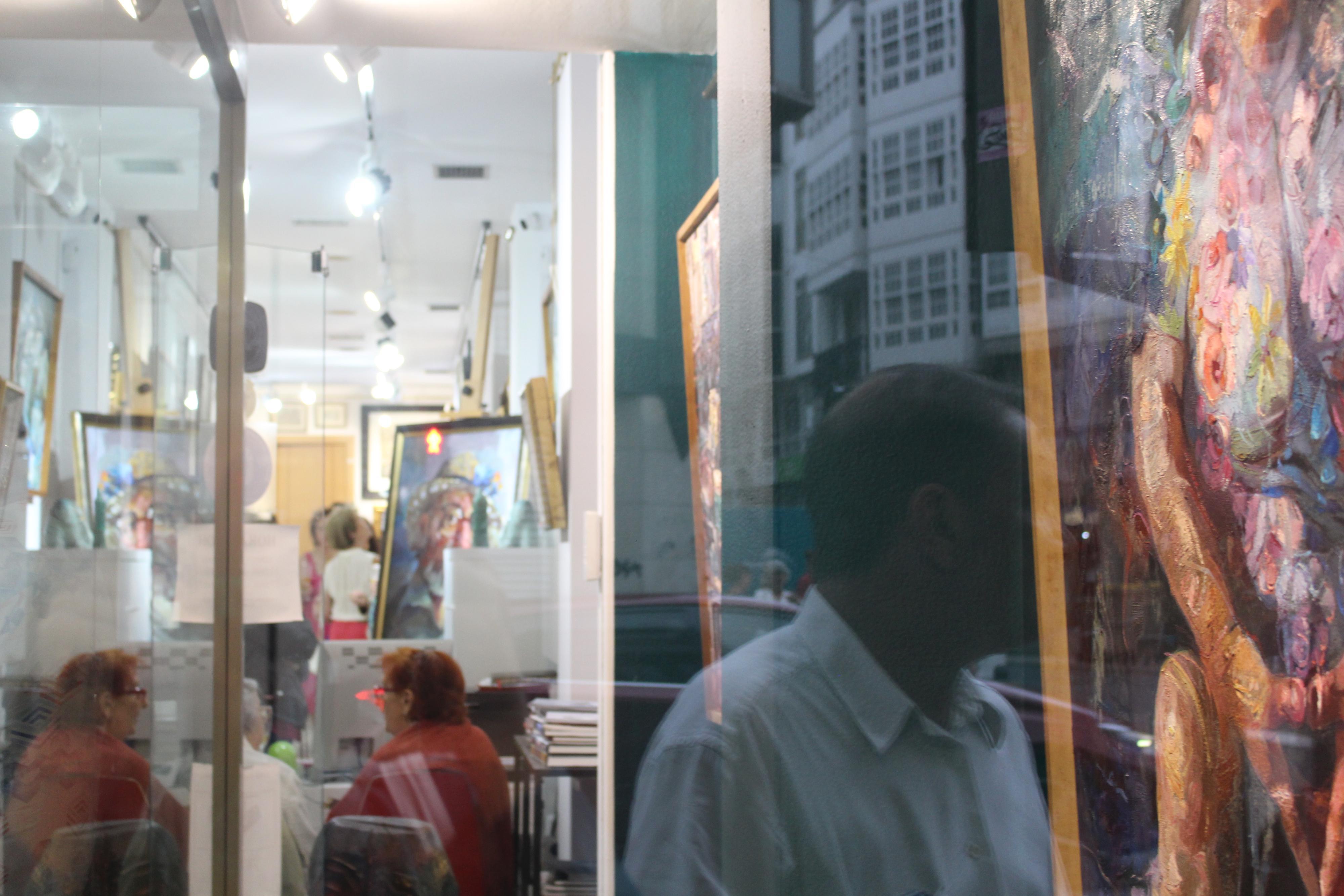 Desde el exterior de la galería, en la inauguración de la exposición de Segura Torrella (AN)