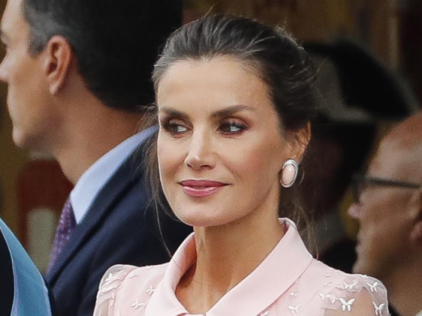 Los grandes pendientes ovalados de Letizia para el 12 de octubre.