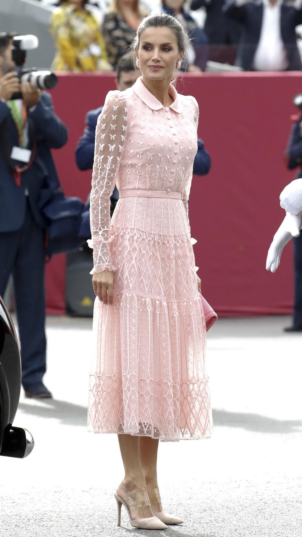 La reina vuelve a inspirarse en los diseños tipo bailarina para su 12 de octubre, como ya hizo el año pasado.