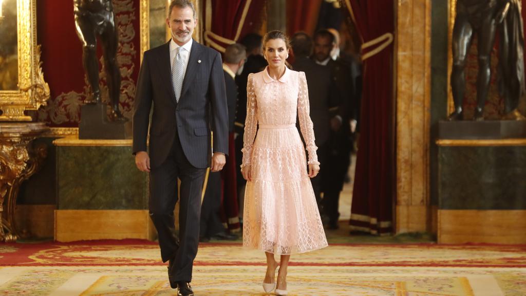 Letizia vistió un traje rosa empolvado de plumeti y bordados de mariposas.