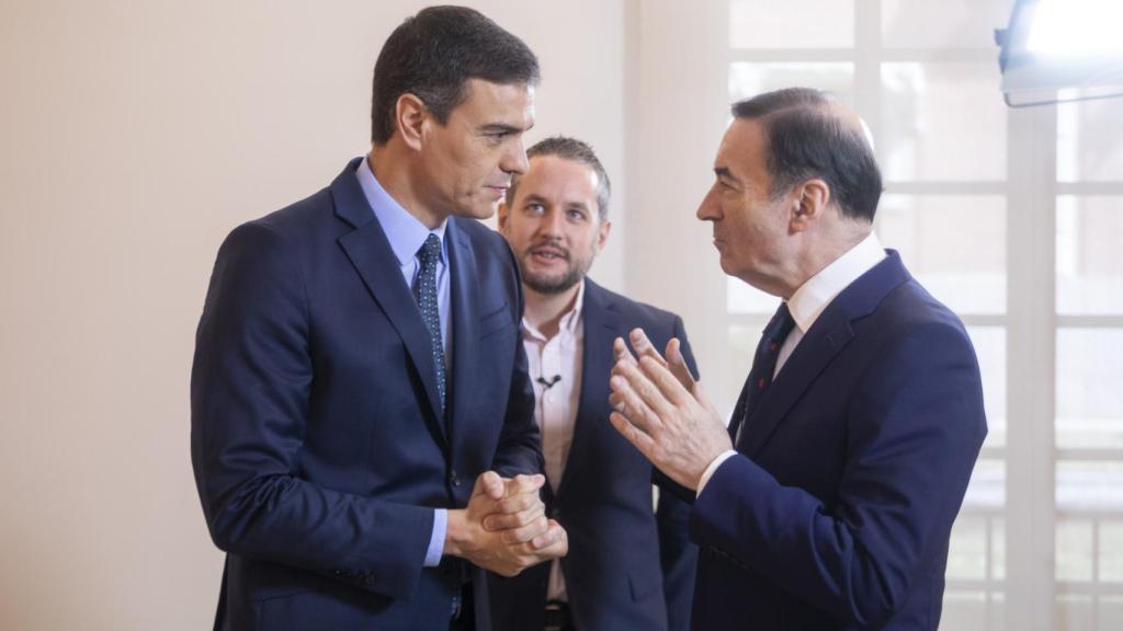 Sánchez conversa con Pedro J. Ramírez, director de EL ESPAÑOL, junto a Daniel Basteiro.