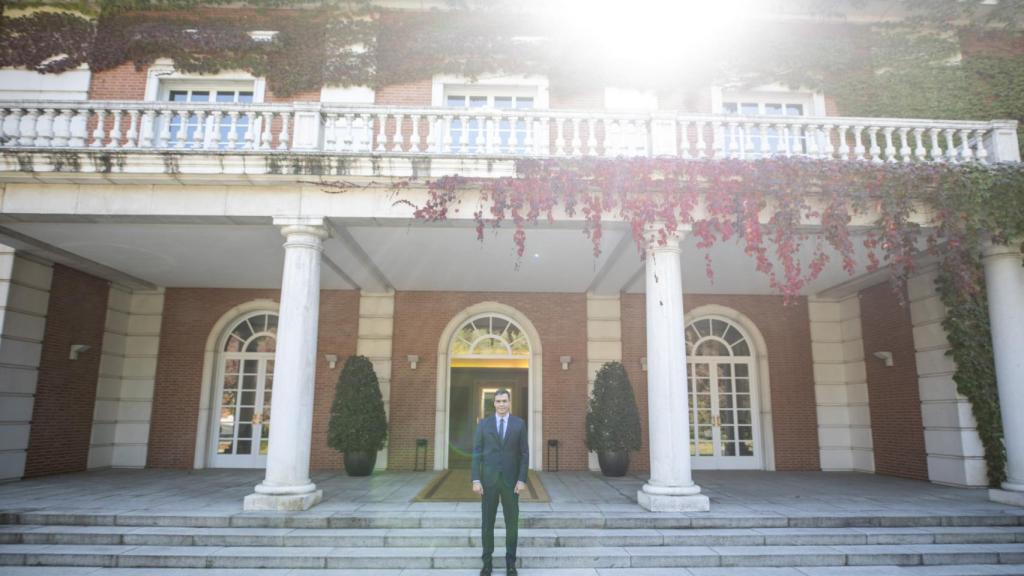 Sánchez, delante del edificio donde cada viernes se reúne el Consejo de Ministros, en Moncloa.