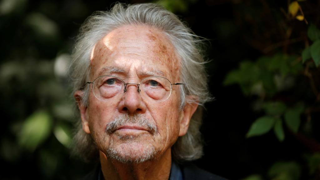 Peter Handke en su jardín tras conocer que es el ganador del premio Nobel de literatura 2019.