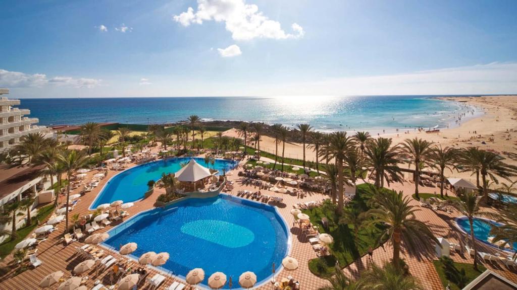 Hotel Tres Islas de Fuenteventura, donde coincidieron este verano el autor de la tribuna y Marchena.