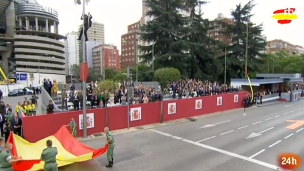 Luis Fernando Pozo, en el momento de quedar enganchado en la farola.