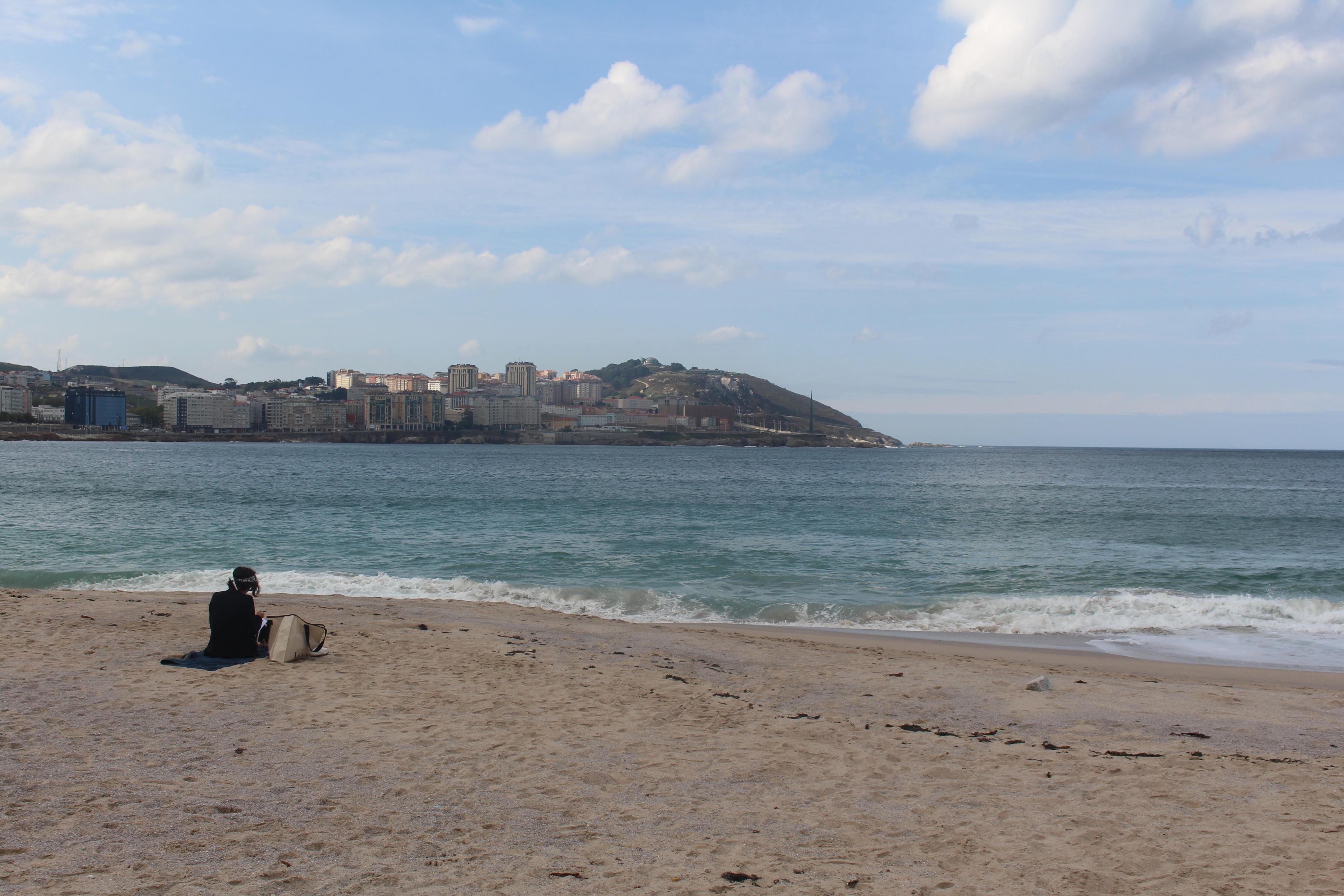 Con chaqueta pero en la playa, hoy en el Orzán (AN)