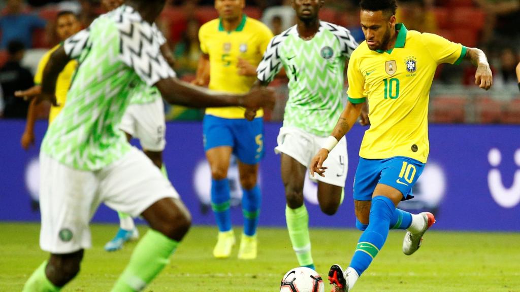 Neymar Jr. frente a Nigeria