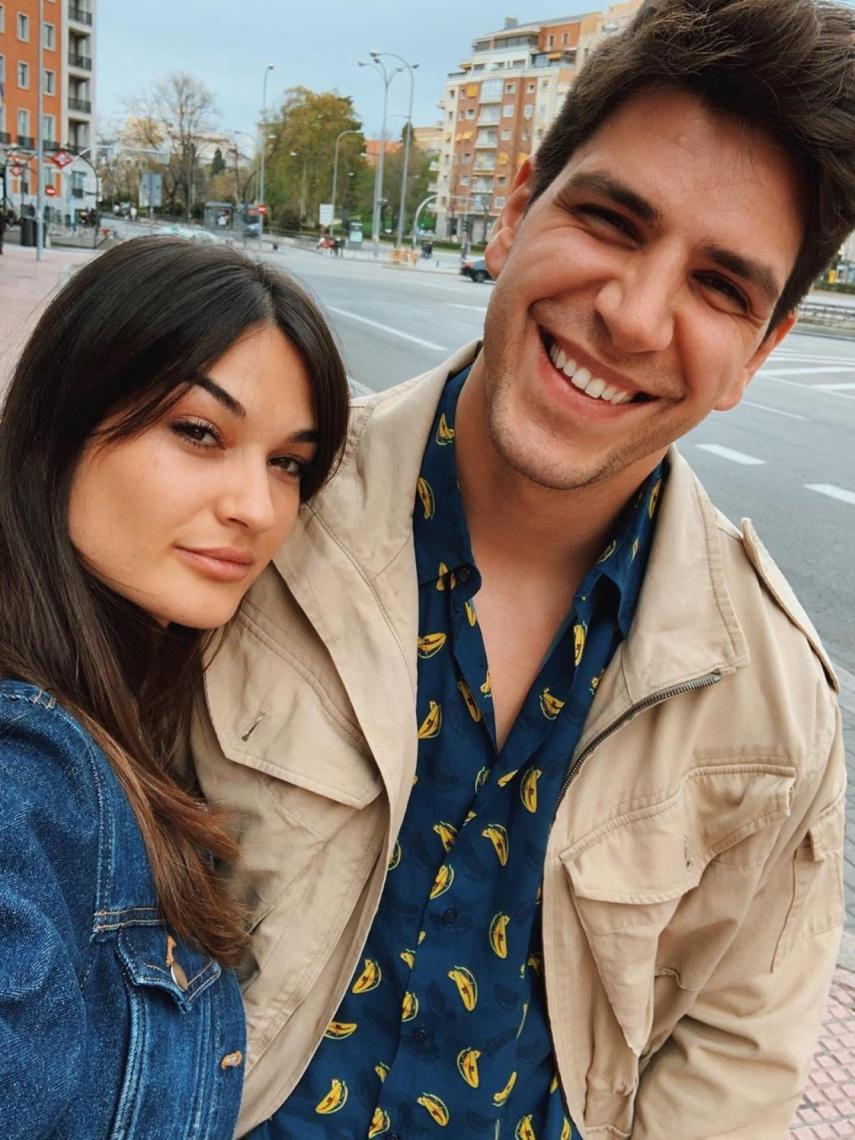 Diego Matamoros ha escogido esta tierna imagen junto a su mujer para acompañar la carta.