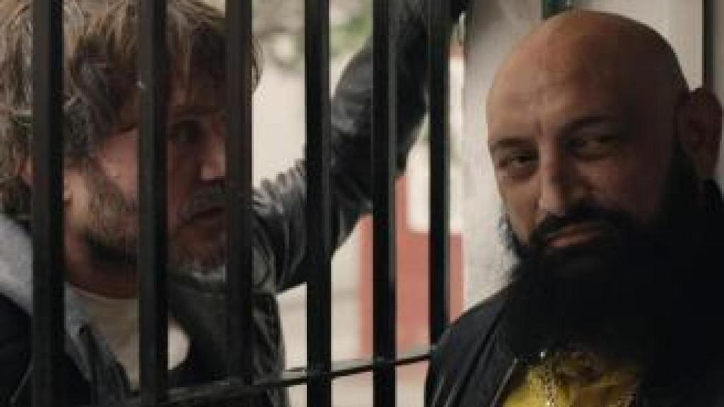 Los actores Salva Reina y Jesús Rodríguez en la serie 'Malaka', que TVE estrenó a principios de septiembre.