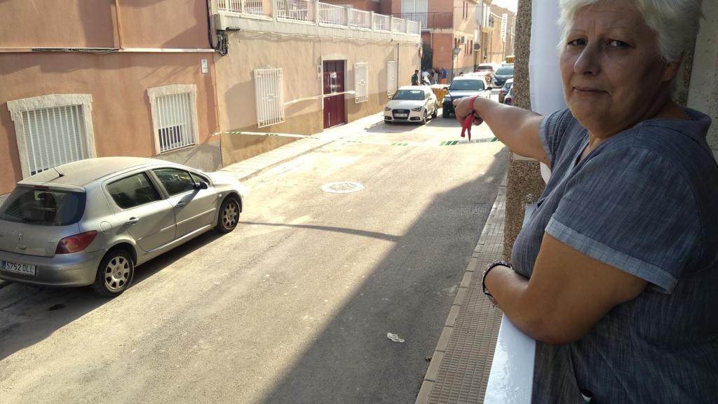 María Ángeles García señalando la casa de Sangonera la Seca en la que residían sus amigos.