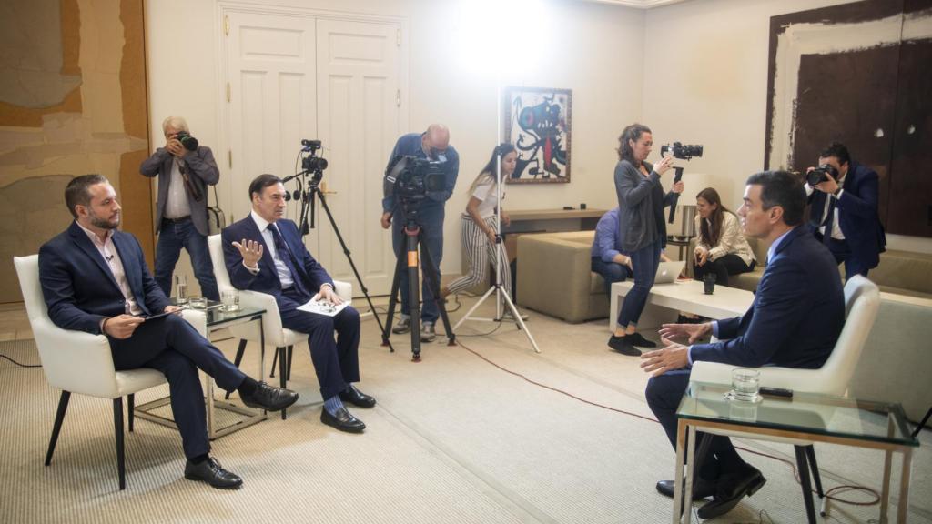 Pedro Sánchez, entrevistado en La Moncloa por Pedro J. Ramírez y Daniel Basteiro para EL ESPAÑOL, en 2019.