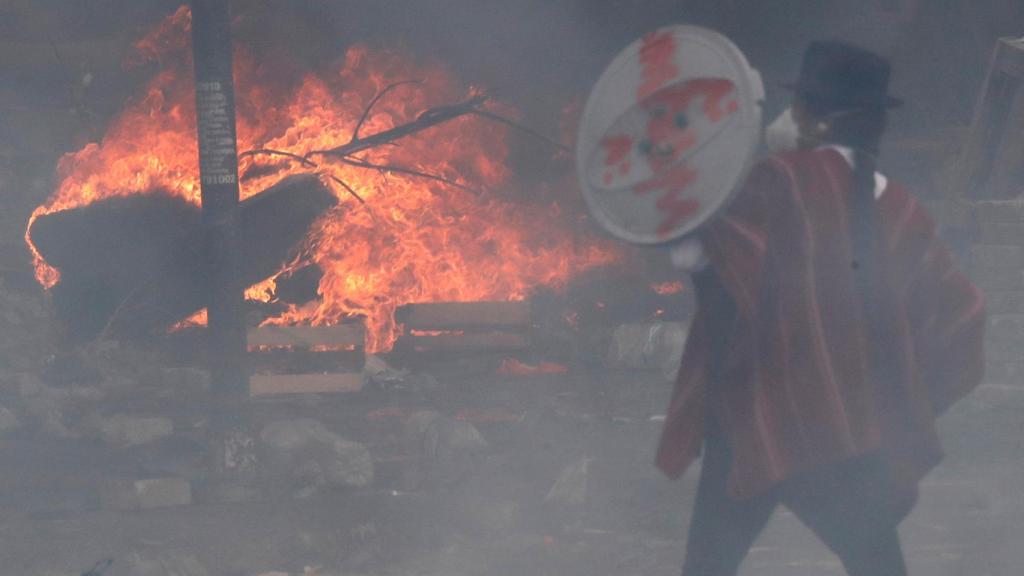 Un manifestante indígena utiliza un escudo, durante las protesta en Quito.